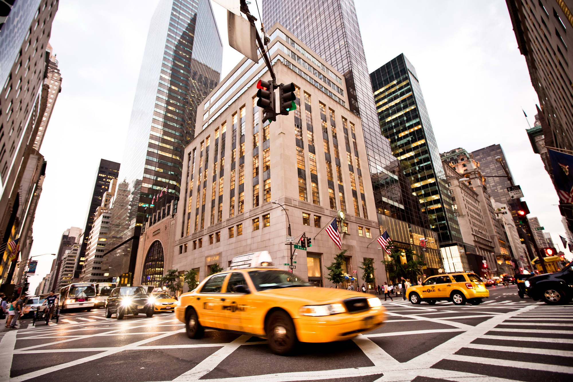 yellow taxi cab on new york city street
