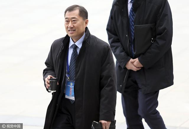 亲切的金子桌子上打扑克
