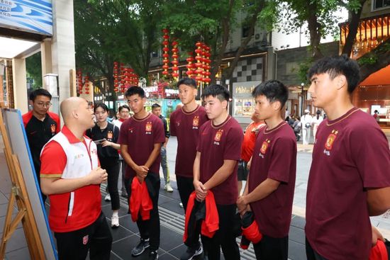 他掀开裙子舌头伸进去动漫软件